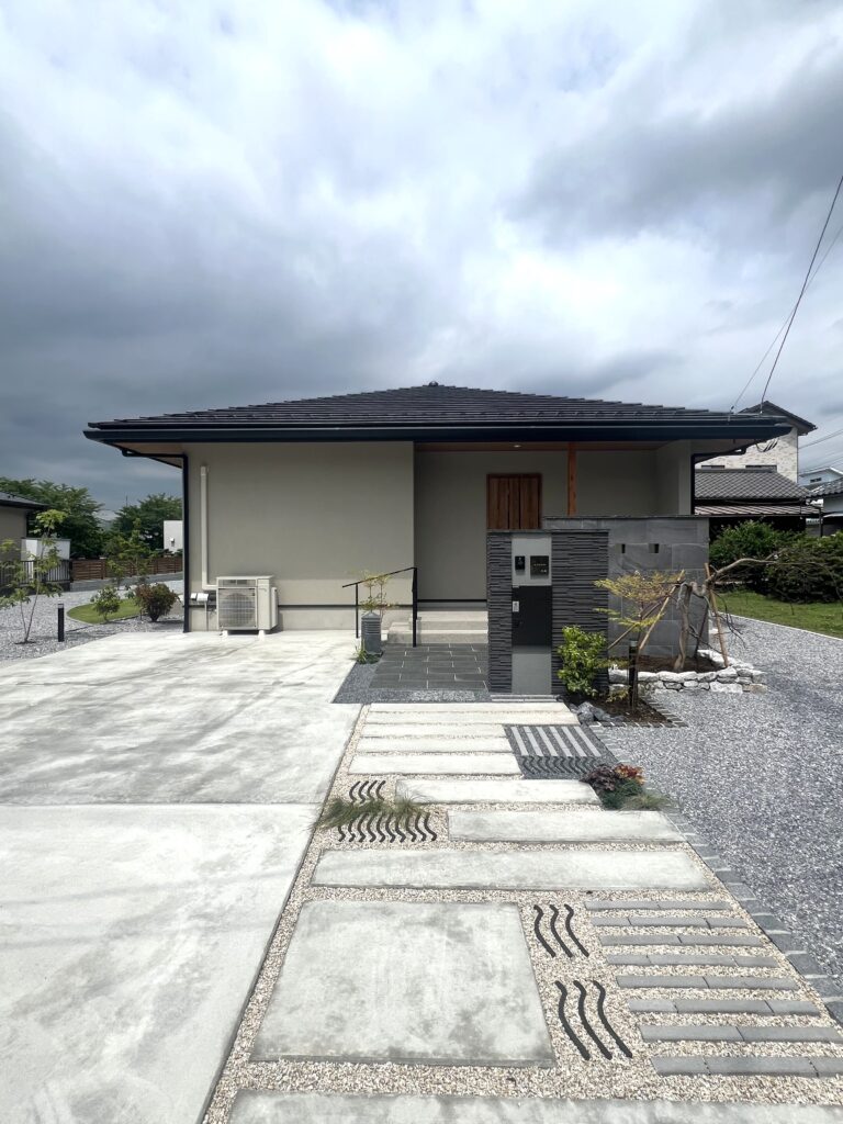 大屋根と塗り壁が美しい、上質な平屋の住まい