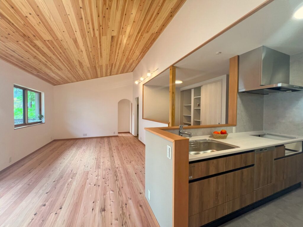 無垢に包まれる、コンパクトな暮らし