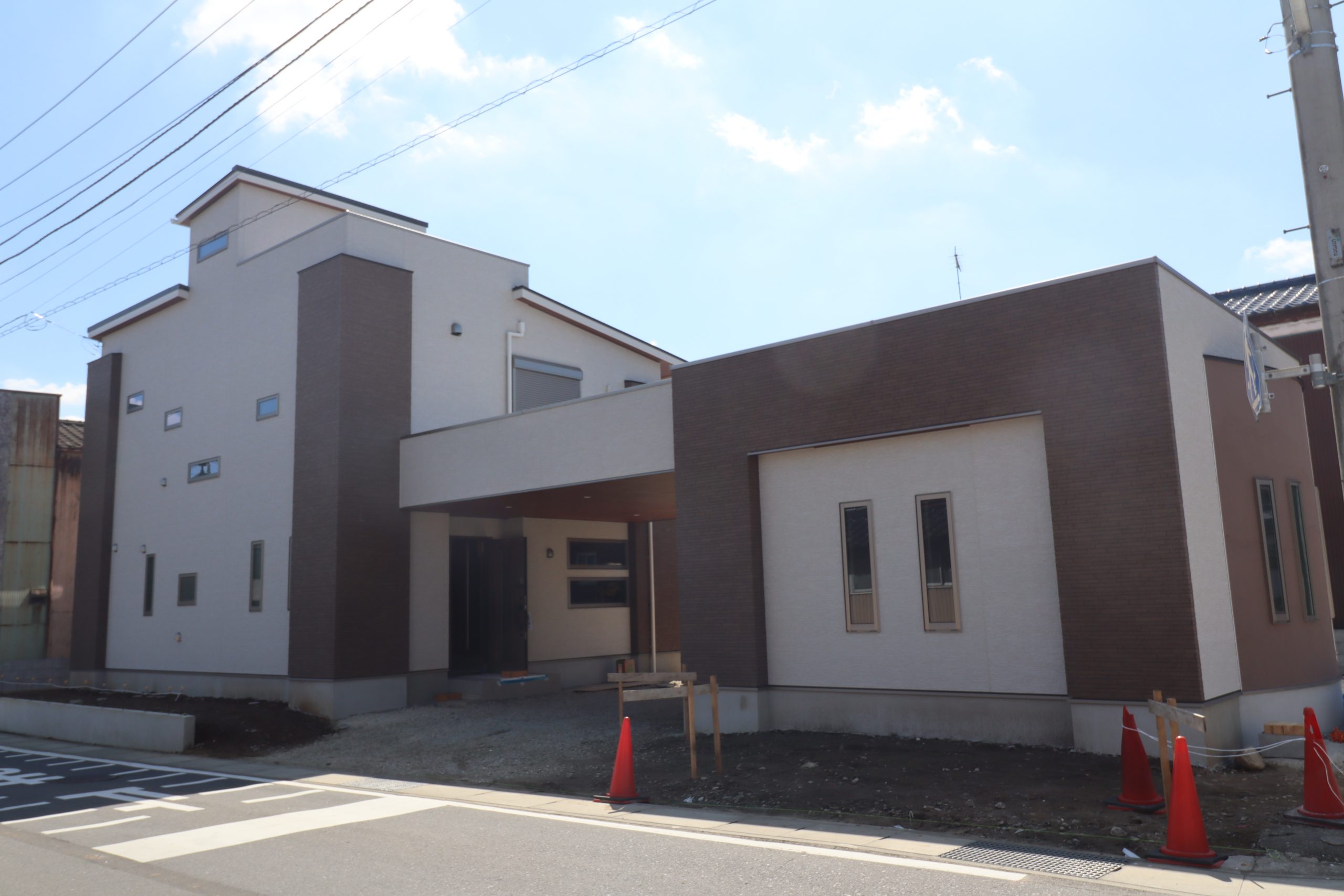 完成見学会「2階リビングの家」<br />
開催日10月中旬まで<br />
開催場所 茨城県猿島郡境町<br />
完成お引渡し後のため、完全予約制にての見学となります。<br />
<br />
※新型コロナウイルスなど感染予防について、新型コロナウイルスの感染予防対策を強化いたしております。<br />
完成見学会へご来場いただくお客様とスタッフの安全面を考慮し皆様に安心してお過ごしいただけますよう、以下の通り衛生管理に努めてまいります。 <br />
そのため、予約いただいたお客様のみとなりますので、ご理解とご協力を賜りますよう、お願い申し上げます。<br />
<衛生対策について><br />
・当日はスタッフがマスクを着用させて頂きます。<br />
・見学会会場には、アルコール除菌のスプレーをご用意いたします。<br />
・手袋の着用をお願いいたします。(当日スタッフがお渡しいたします)<br />
・すべてのお客様にマスクの着用をお願いしております。<br />
<お客様へのお願い><br />
・ご来場の際には、マスクの着用・アルコール除菌スプレーの噴霧にご協力いただいております。<br />